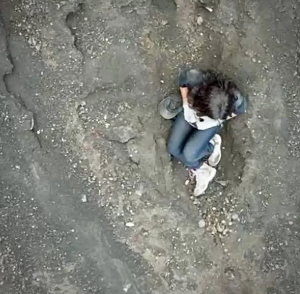 Yürüyüş yapan turist yanardağın içine düştü - 3