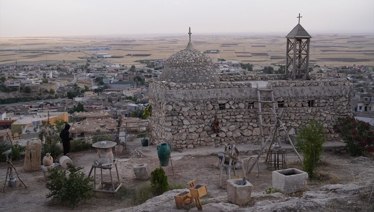 Musullu sanatçı Dani Esmero, kitaplarda okuduğu Alkuş Köyü'nü yeniden inşa etti