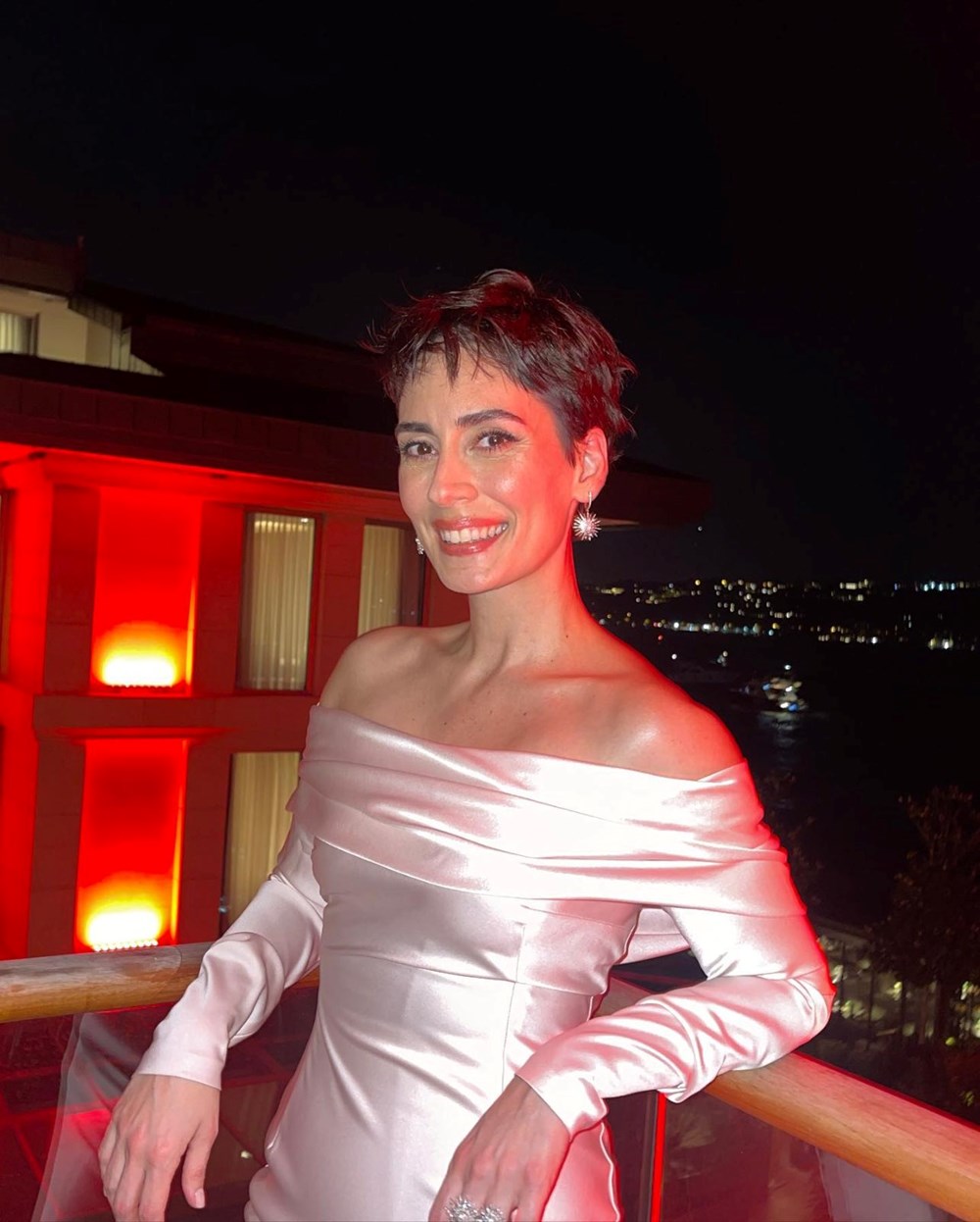 Birce Akalay saçlarını kısacık kestirdi! (Ünlülerin değişimi) - 69