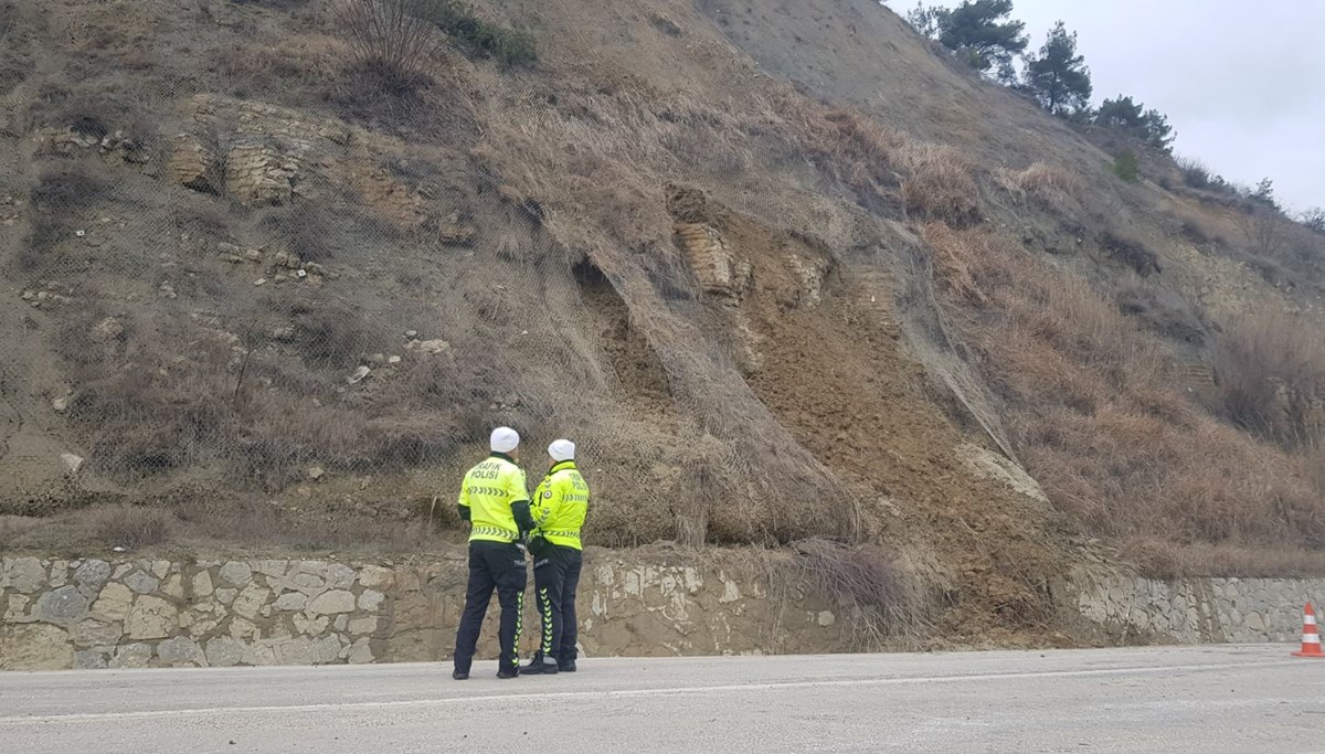 Yağış sonrası karayolunda toprak kaymaları yaşanıyor