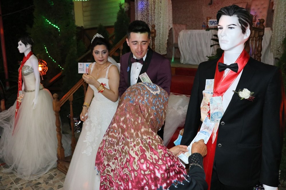 Düğünde takılar cansız mankenlere takıldı - 1