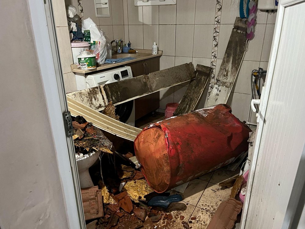 Ege Beyaza Boyandı: Fırtına Ağaçları Devirdi, Caddeleri Buz Pistine Çevirdi 73 KRVSvQ0ubE29MXilII8uCw