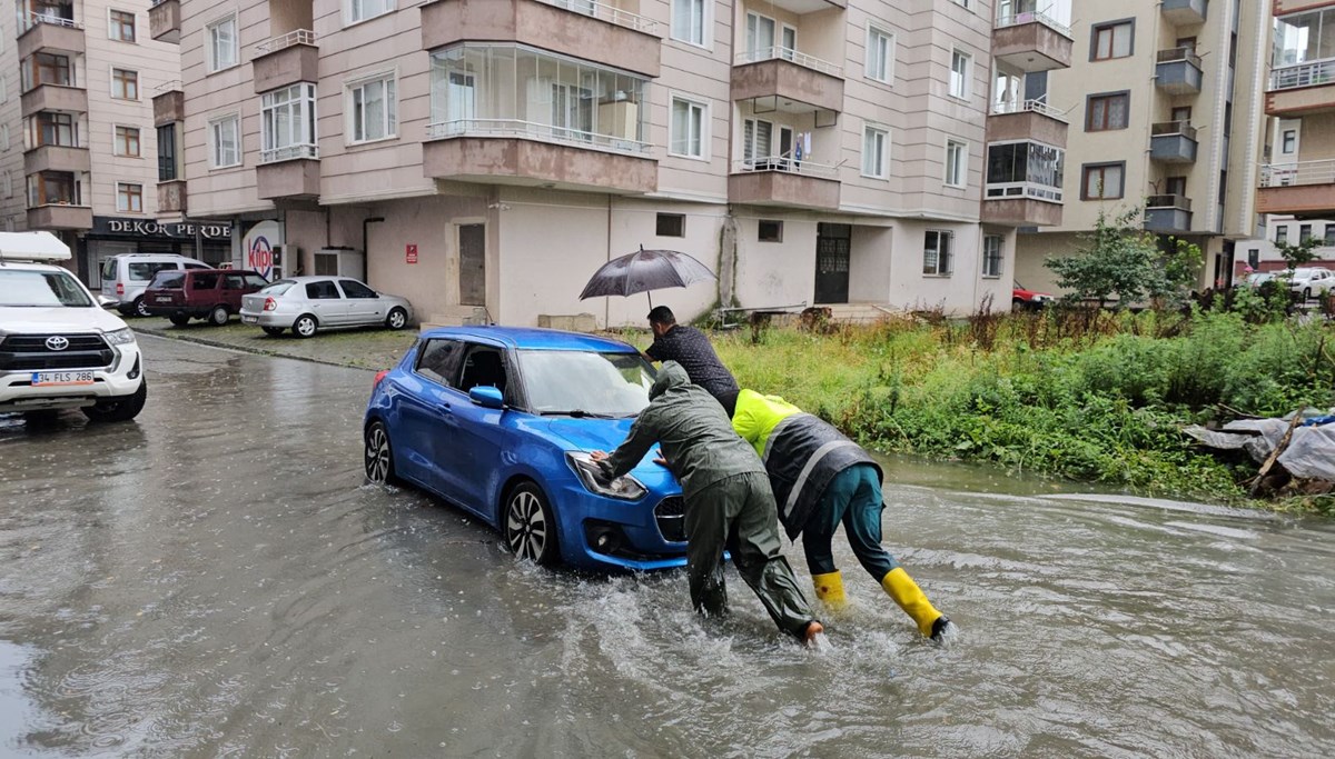 Yoğun yağış sele neden oldu! Su taşkınları yaşandı Yoğun yağış sele neden oldu! Su taşkınları yaşandı
