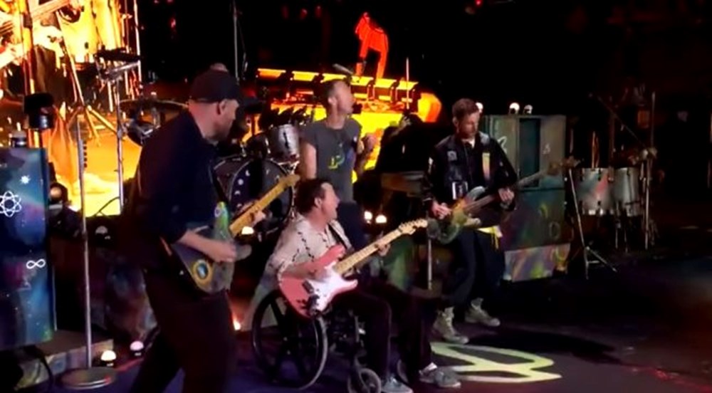 Glastonbury'e damga vurdu: Coldplay konserinde Michael J. Fox sürprizi - 4