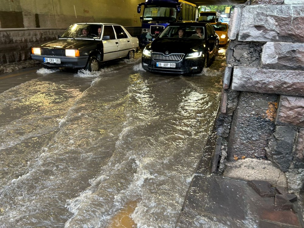 Ankara'da şiddetli sağanak: Yollar göle döndü, araçlar mahsur kaldı - 9