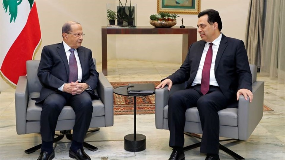 Lübnan Cumhurbaşkanı Mişel Avn (solda), istifasını veren Başbakan Hassan Diyab (sağda)