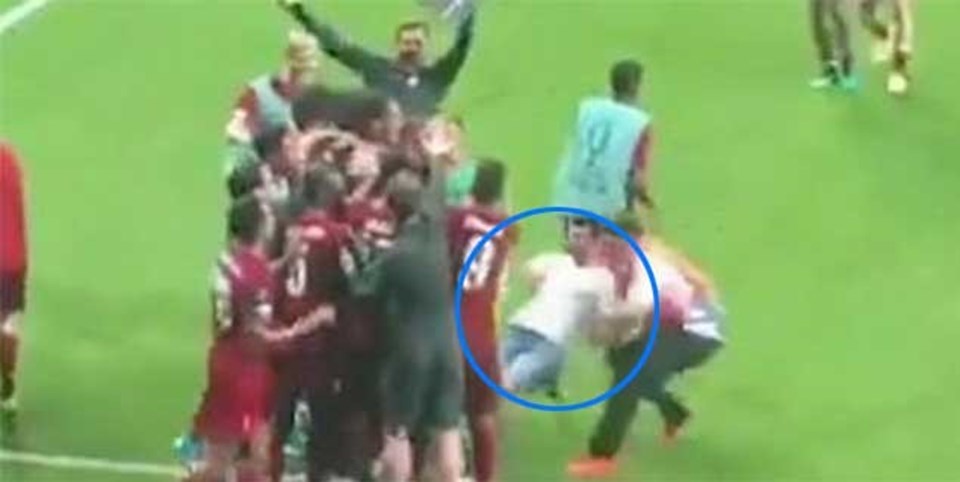 Süper Kupa Finali'nde sahaya giren taraftar Liverpool kalecisini sakatladı - 1