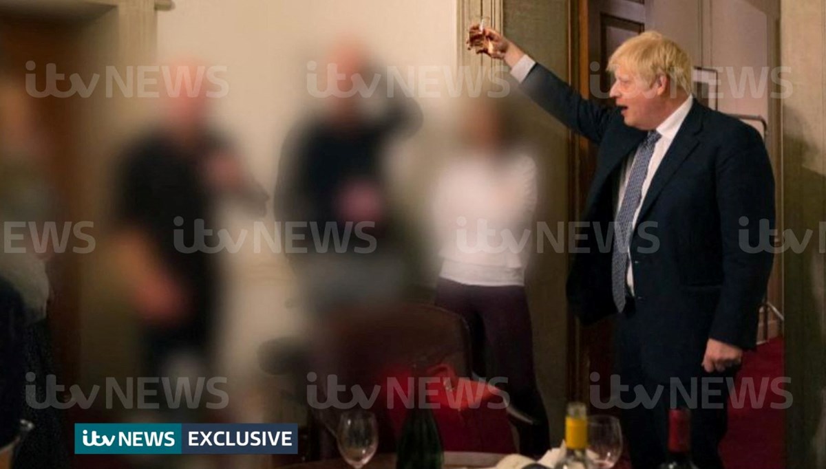 Karantinada parti skandalı: Boris Johnson'ın yeni fotoğrafı ortaya çıktı