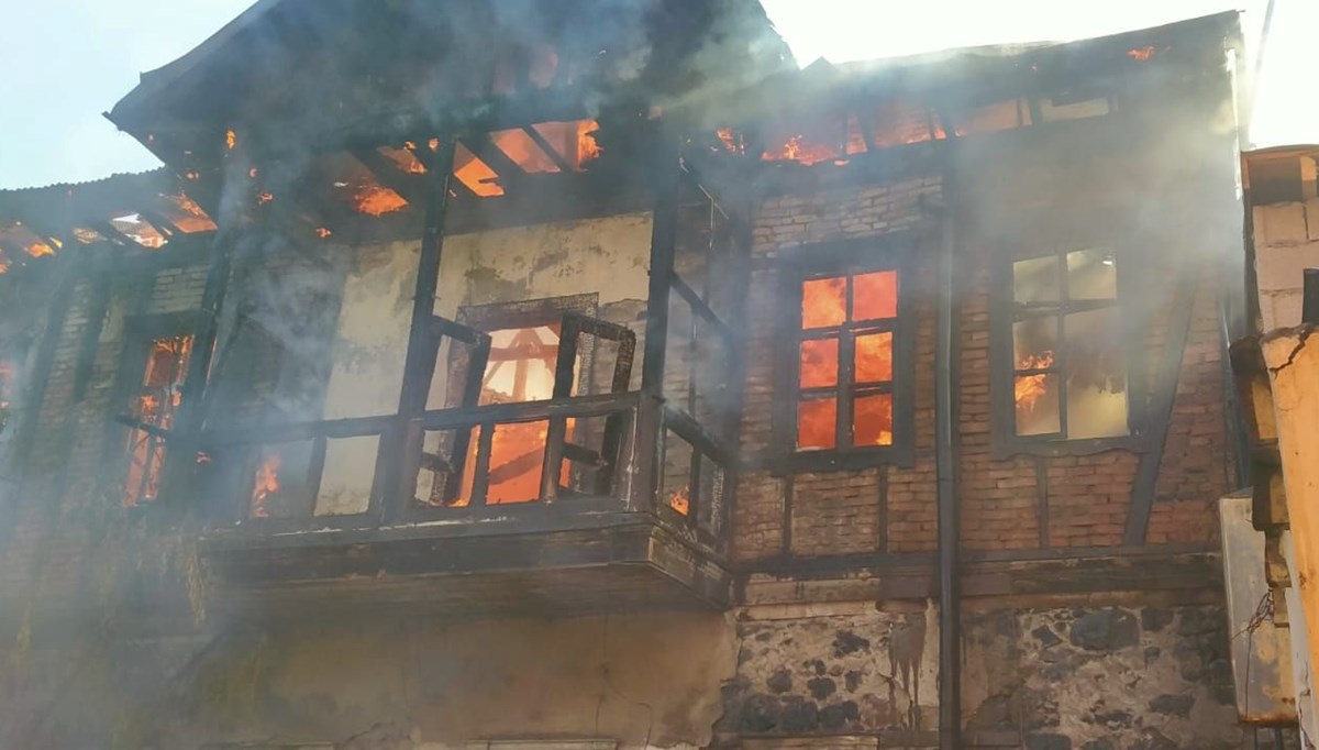 Kars'ta tarihi binada aynı gün ikinci yangın