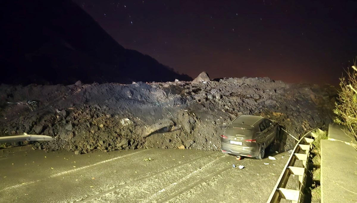 Artvin'de heyelan: Karadeniz Sahil Yolu ulaşıma kapandı Artvin'de heyelan: Karadeniz Sahil Yolu ulaşıma kapandı