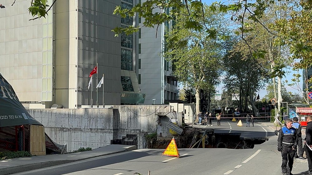 Maslak'ta yol çöktü: Eski Büyükdere Caddesi trafiğe kapatıldı - 1