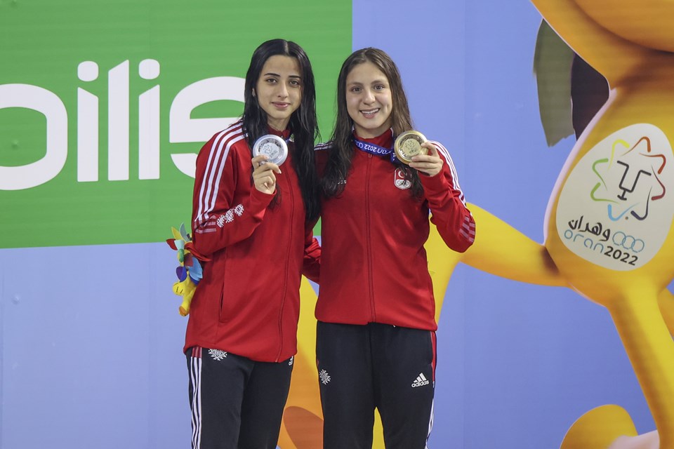 Milli yüzücüler Merve Tuncel (sağda) altın, Deniz Ertan (solda) gümüş madalya kazandı