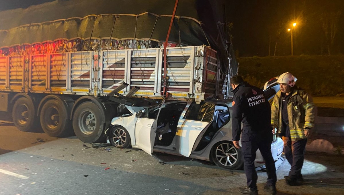 Esenler'deki otomobil park halindeki TIR'ın altına girdi: 2 yaralı