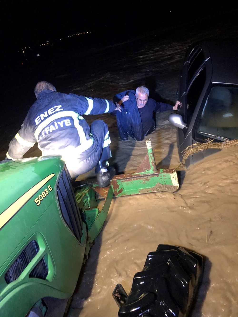 Edirne'yi sağanak vurdu: Sel sularına kapılan kişi aranıyor - 4