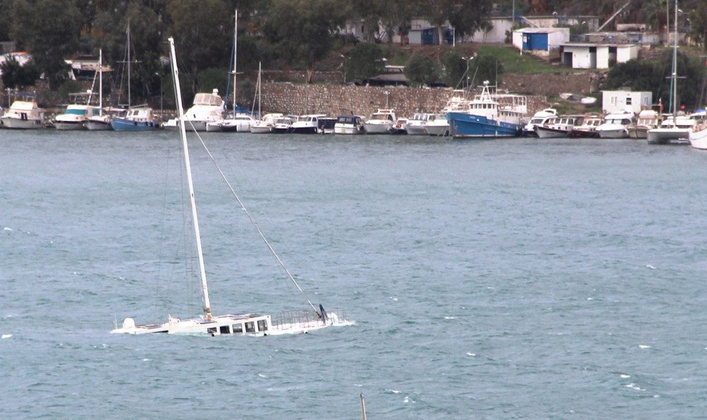 Bodrum'da fırtına milyonluk yatı batırdı - 4