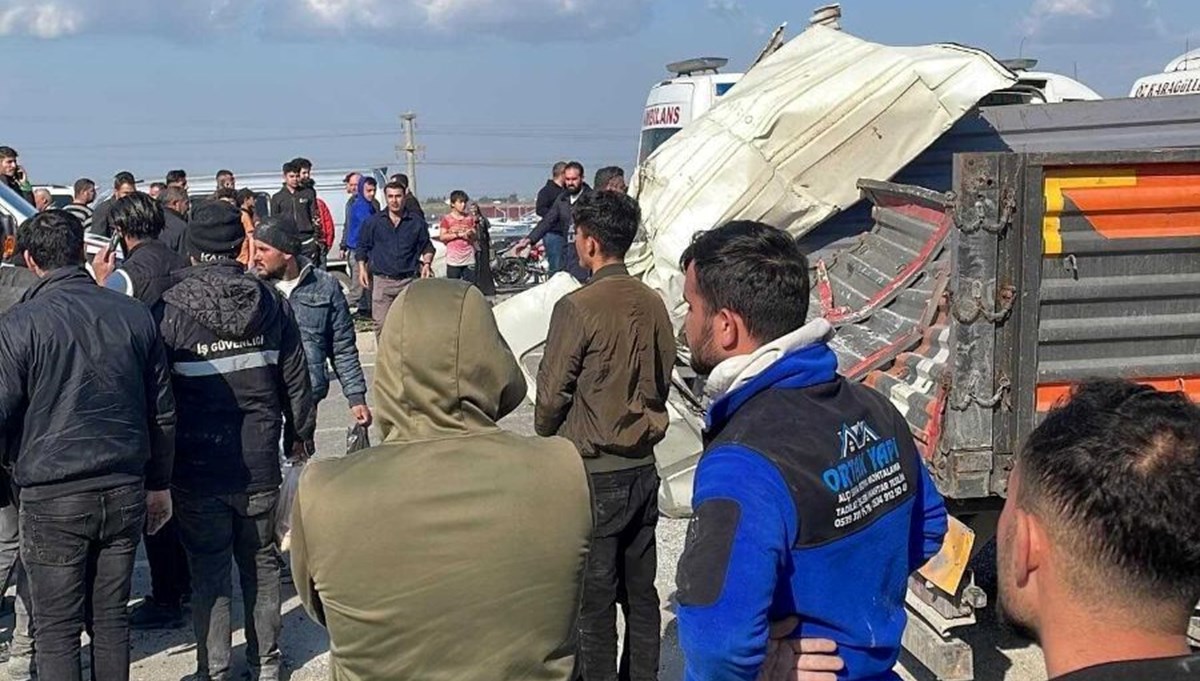 Hatay'da yolcu servisi park halindeki tıra çarptı: 6 ölü, 8 yaralı Hatay'da yolcu servisi park halindeki tıra çarptı: 6 ölü, 8 yaralı