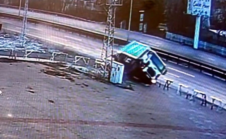 Ankara'da çöp kamyonu devrildi: 3 yaralı - 1