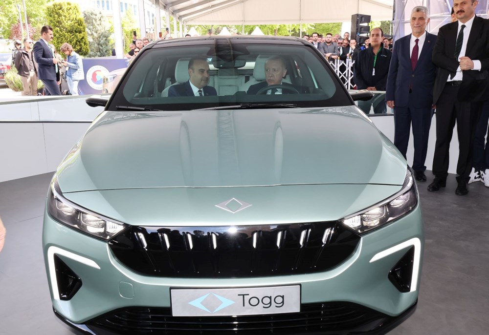 Cumhurbaşkanı Erdoğan, Togg’un yeni modeli T10F’i inceledi: Ne zaman satılacak? İsminin anlamı ne? Cumhurbaşkanı
Erdoğan Togg’un yeni modeli T10F’i inceledi - 6