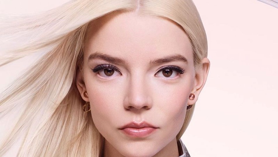 Anya Taylor Joy Fransız moda devine özel poz verdi