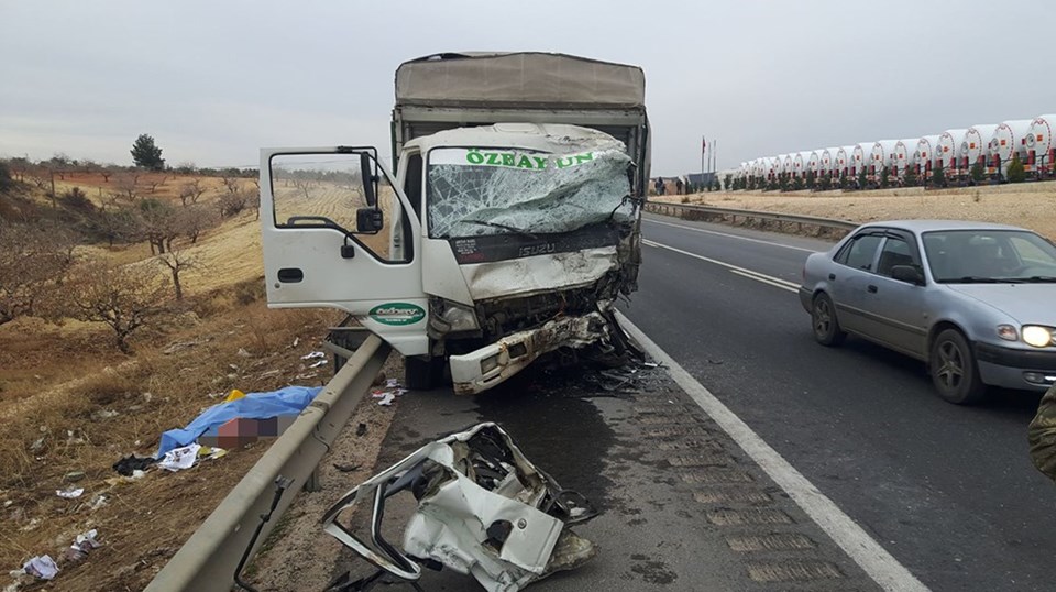 Minibüs ile kamyonet çarpıştı: 5 ölü, 3 yaralı - 1