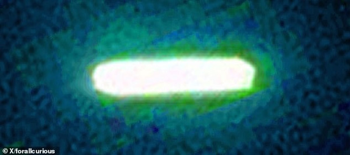 NASA’nın Perseverance gezgini tarafından çekilen fotoğrafl sosyal medyayı iki böldü. 3I/ATLAS bu fotoğrafta silindir şeklinde ve yeşil bir parıltı saçıyor. NASA’nın Perseverance gezgini tarafından çekilen fotoğrafl sosyal medyayı iki böldü. 3I/ATLAS bu fotoğrafta silindir şeklinde ve yeşil bir parıltı saçıyor.