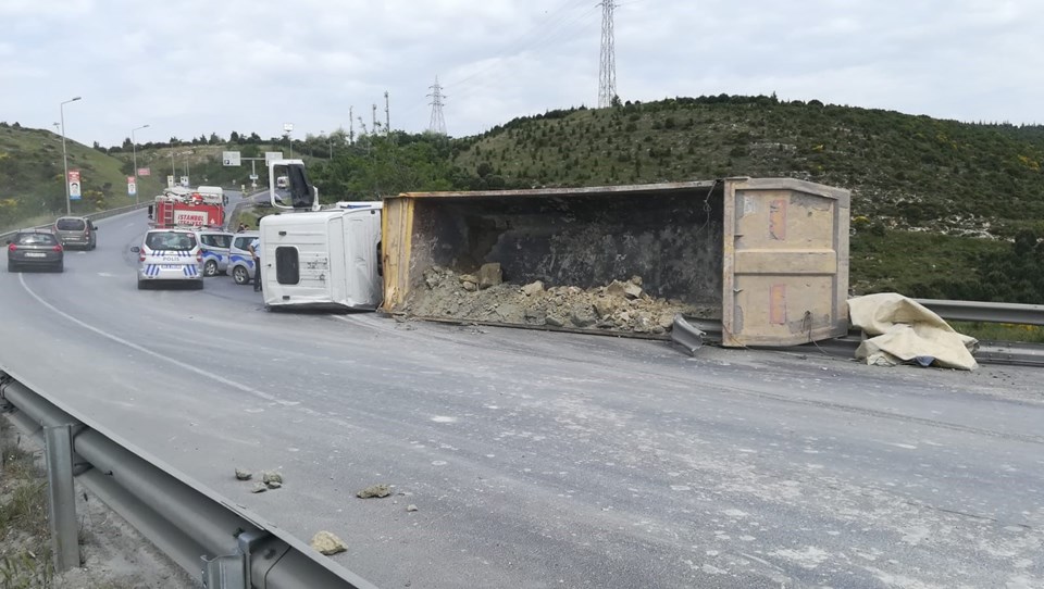 TEM'de hafriyat kamyonu devrildi: 1 yaralı - 1