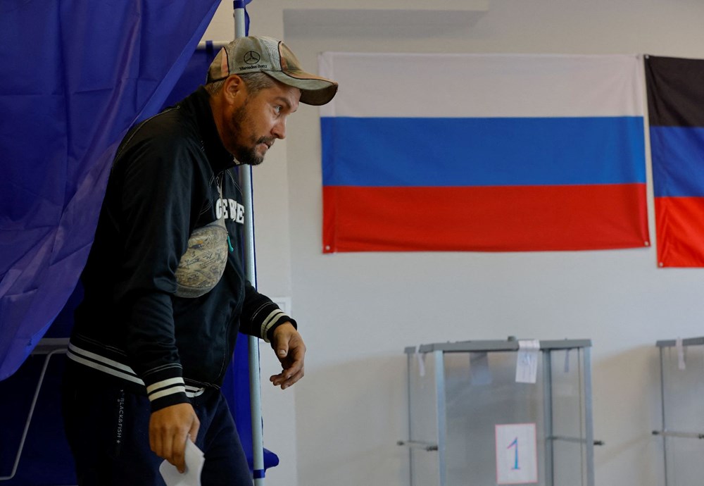 Ukrayna'nın doğusunda referandum başladı: Askerler evlerden oy topluyor - 6