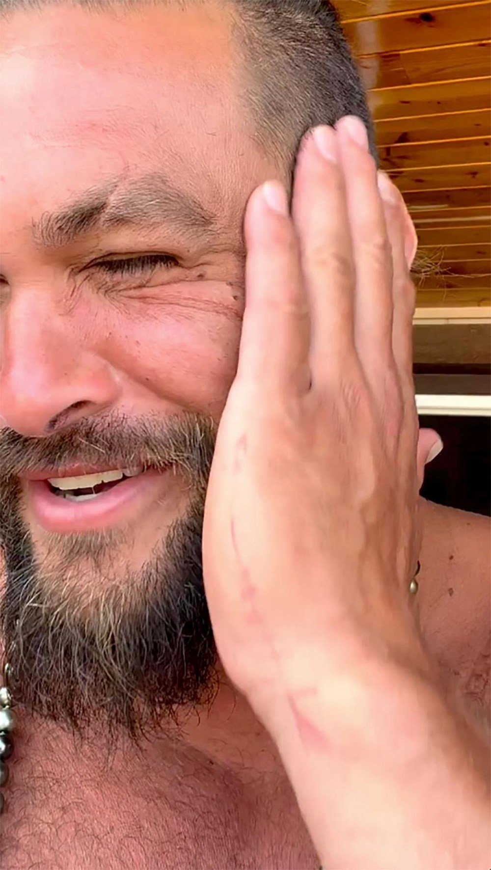 Jason Momoa meşhur saçlarını mesaj vermek için kazıttı - 4
