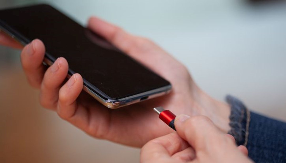 Cep telefonunu uzun süre şarjda bırakanlar dikkat! Cep telefonunu uzun süre şarjda bırakanlar dikkat!