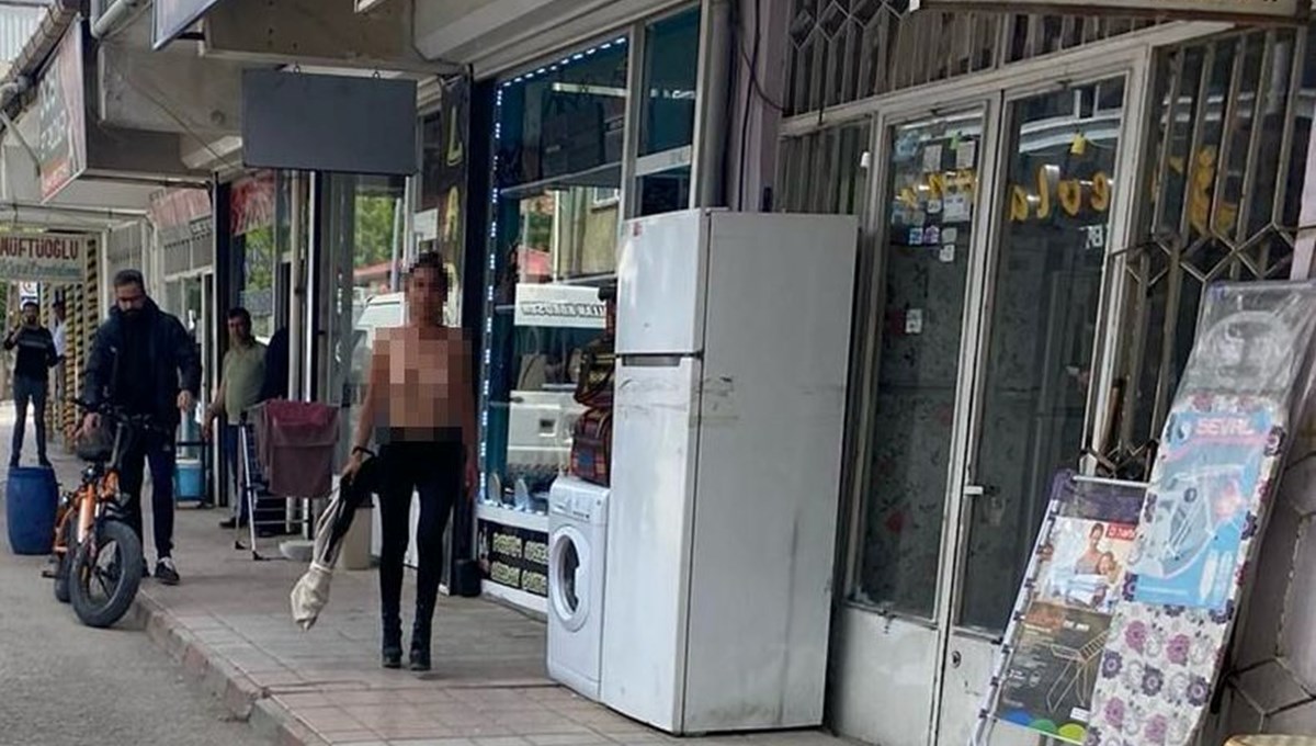 Ağrı’da çıplak gezen kadın, polisleri alarma geçirdi Ağrı’da çıplak gezen kadın, polisleri alarma geçirdi