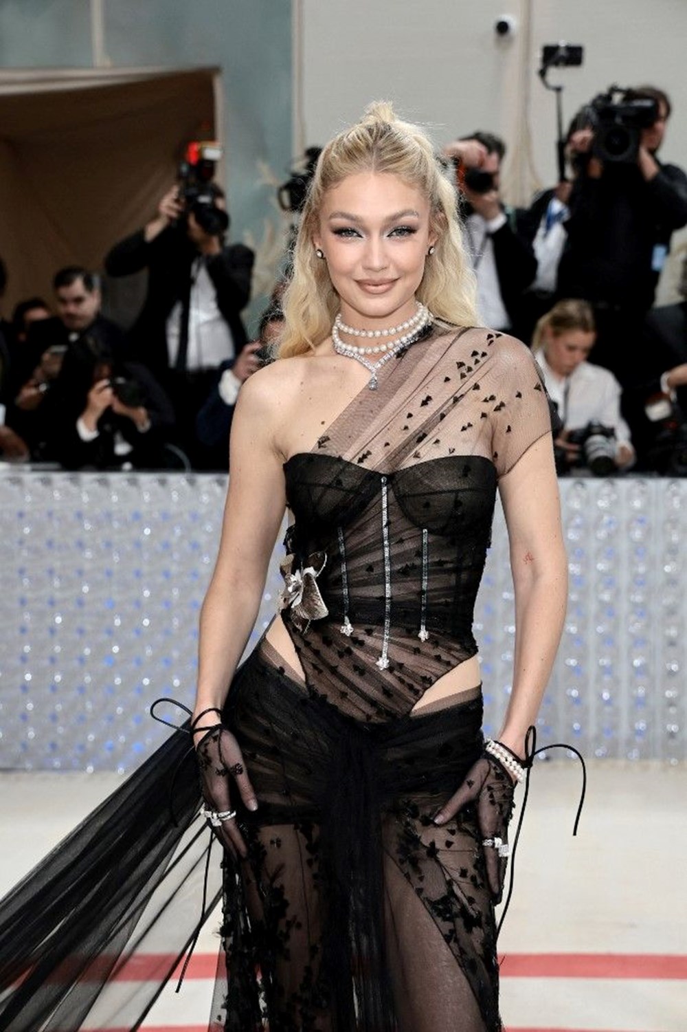 Gigi Hadid uyuşturucu madde taşıdığı için tutuklandı - 3