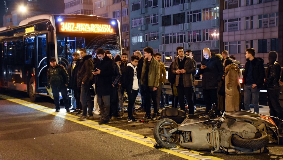 Metrobüsle motosiklet çarpıştı: 1 ölü, 1 yaralı