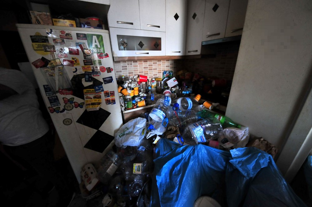 Boşaltılmak istenen çöp evde 1 yıldır odaya kilitli çocuk baygın bulundu - 3
