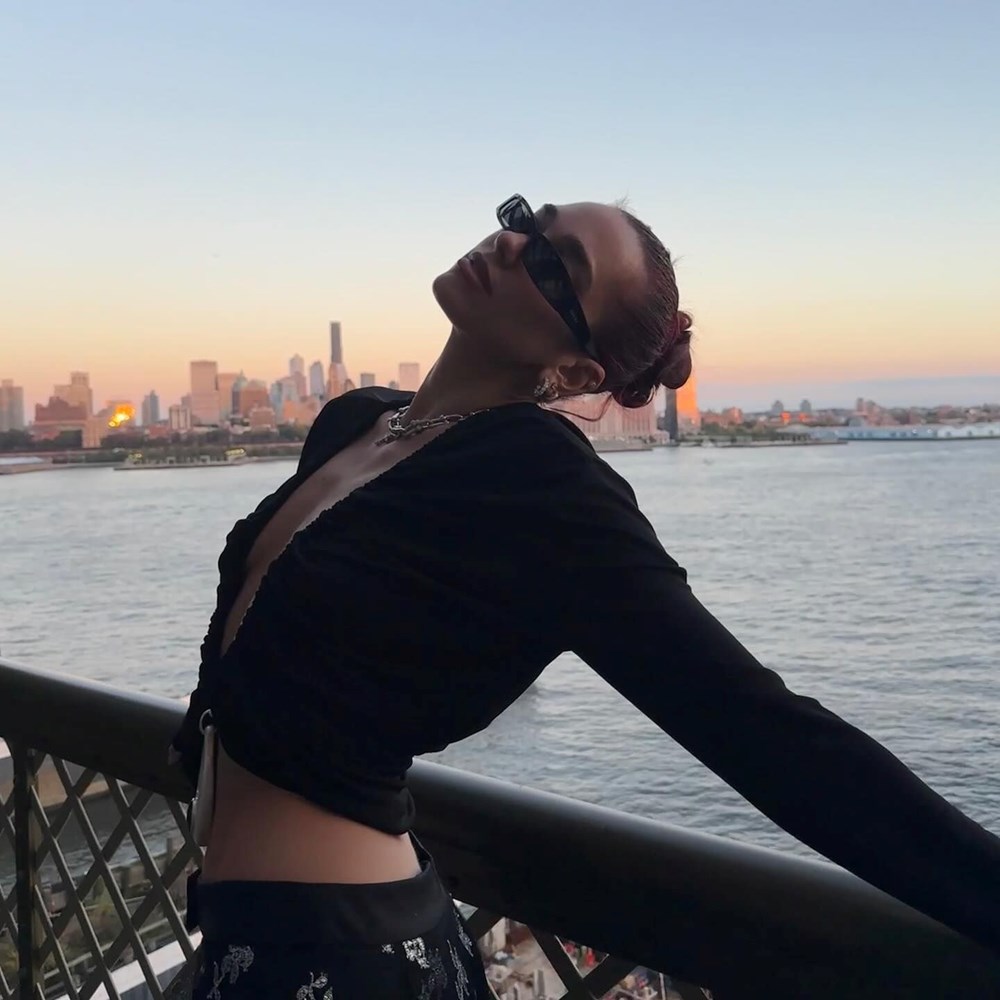 Dua Lipa evleniyor! Ünlü şarkıcı, Callum Turner ile nişanlandı - 12