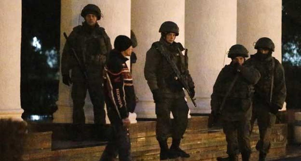 Kırım'da havalimanına baskın - 1