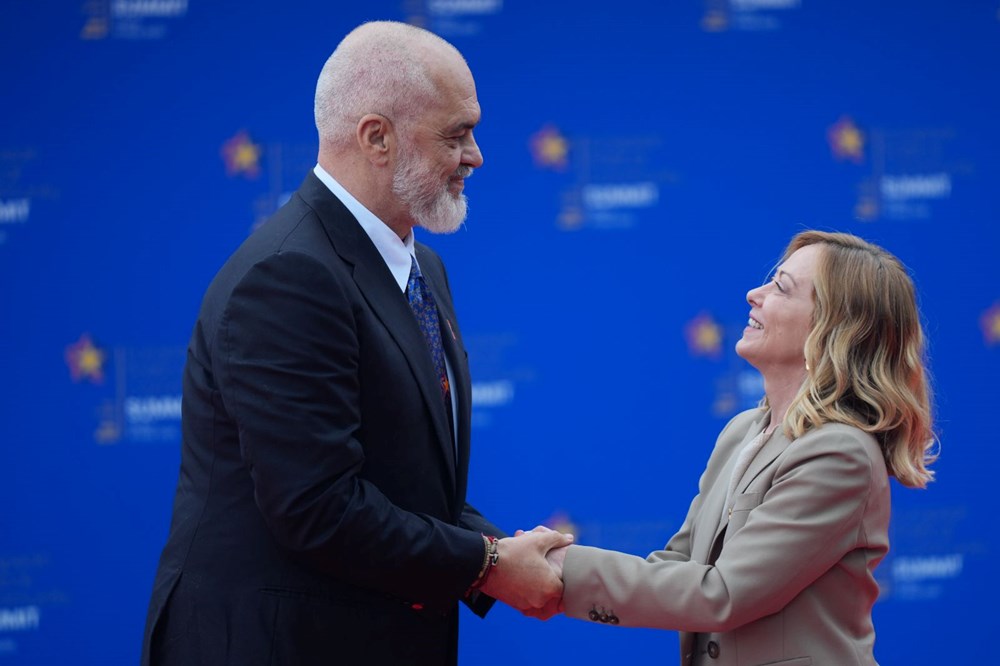 Meloni'yi diz çökerek karşıladı: Spor ayakkabıları Erdoğan'ın dikkatinden kaçmadı 79 KXUt0Na2H0mz9LRTe5uJ0Q