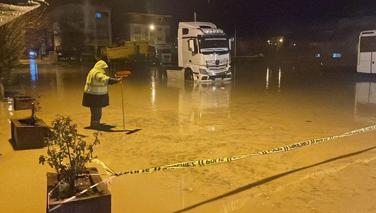 Kırklareli’de şiddetli yağış: Araçlar suya gömüldü Kırklareli’de şiddetli yağış: Araçlar suya gömüldü