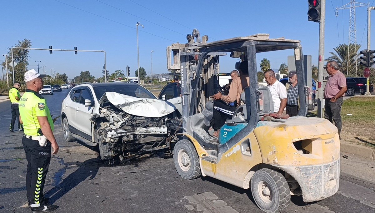 Arızalı trafik ışıkları kaza getirdi: 5'i çocuk, 9 yaralı