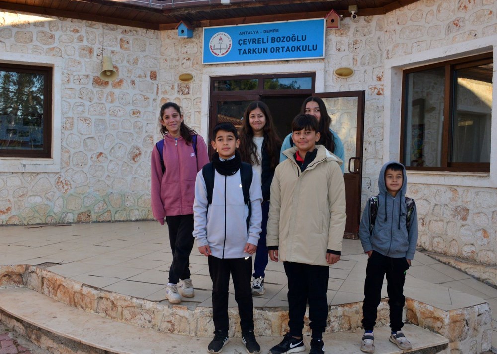 Eğitim için 5 kilometrelik yolculuk: Okula gitmek için tekneyle denizi geçiyorlar - 8