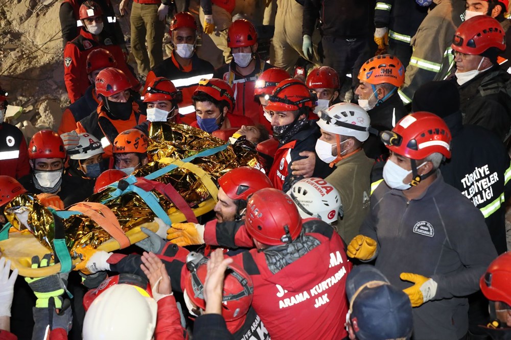 İzmir'de deprem sonrası enkaz altındakiler için zamana karşı yarış (65'inci saatte kurtarıldı) - 7