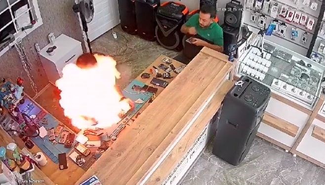 Telefon bataryası tamir sırasında patladı