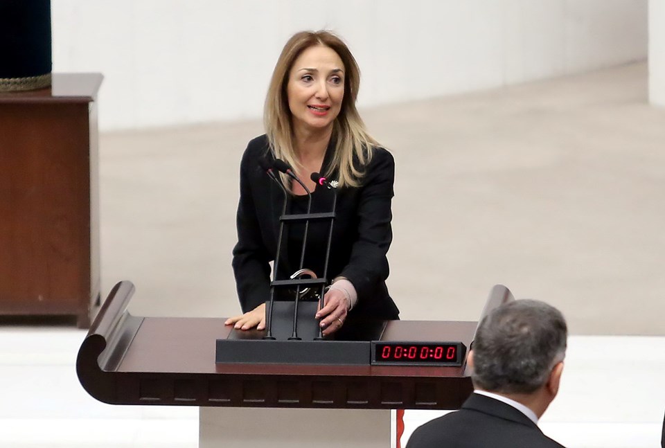 Aylin Nazlıaka, kendini Meclis kürsüsünde mikrofona kelepçeledi - 1