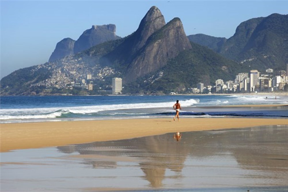 Пляж лапки. Дикий пляж Рио де Жанейро. 4-Километровый пляж в Рио де Жанейро. Пляж Рио де Жанейро люди. Бразилия пляж люди.