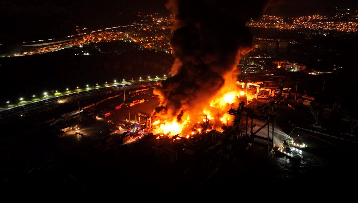 İskenderun Limanı'ndaki yangın ikinci günde de devam ediyor İskenderun Limanı'ndaki yangın ikinci günde de devam ediyor