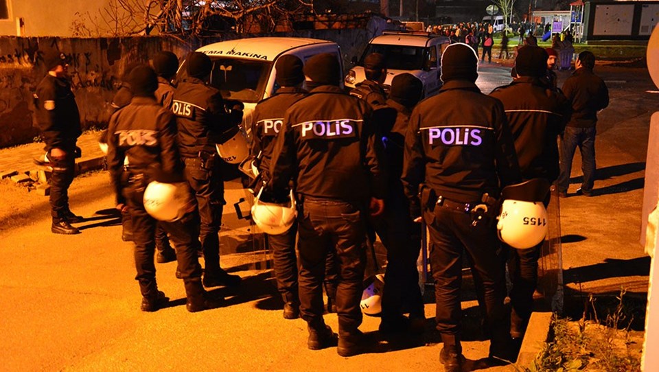 Bursa'da uyuşturucu satıcılarının evine saldırı - 1