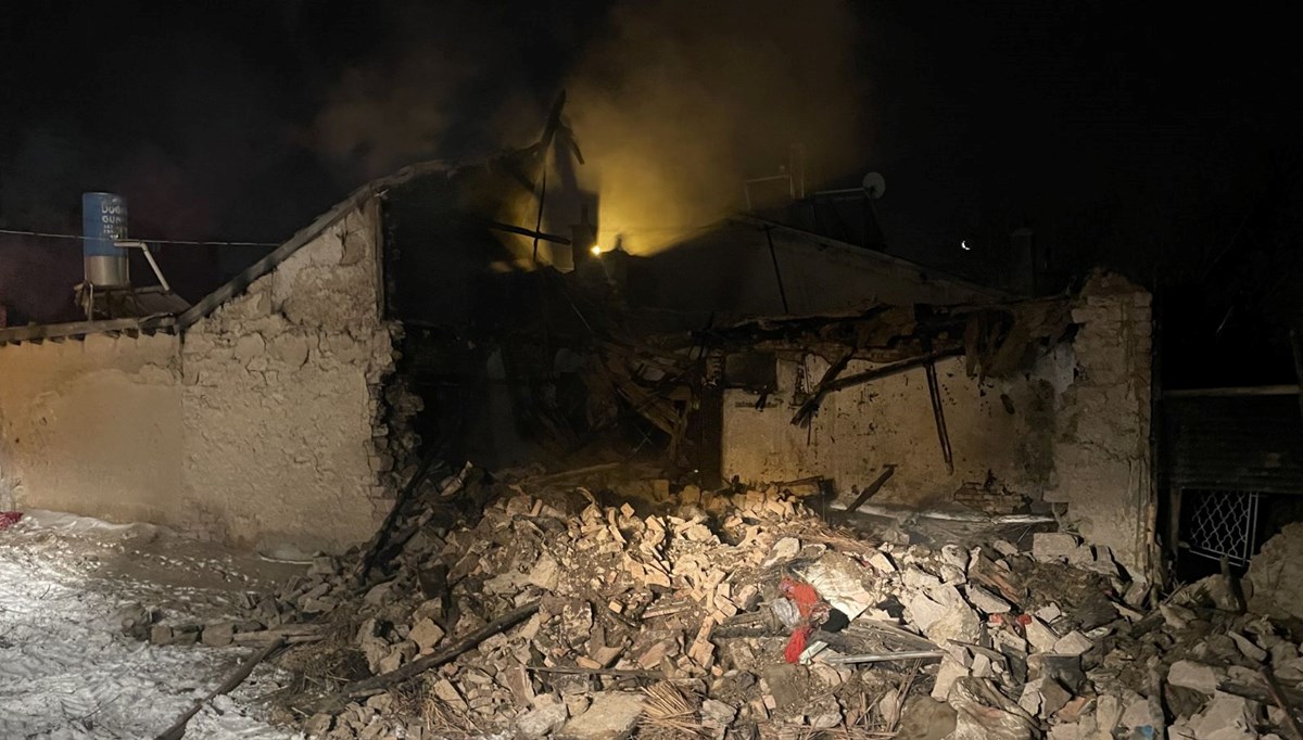 Konya'da yangın çıkan evde çöken çatının altında kalan 7 depremzede öldü Konya'da yangın çıkan evde çöken çatının altında kalan 7 depremzede öldü