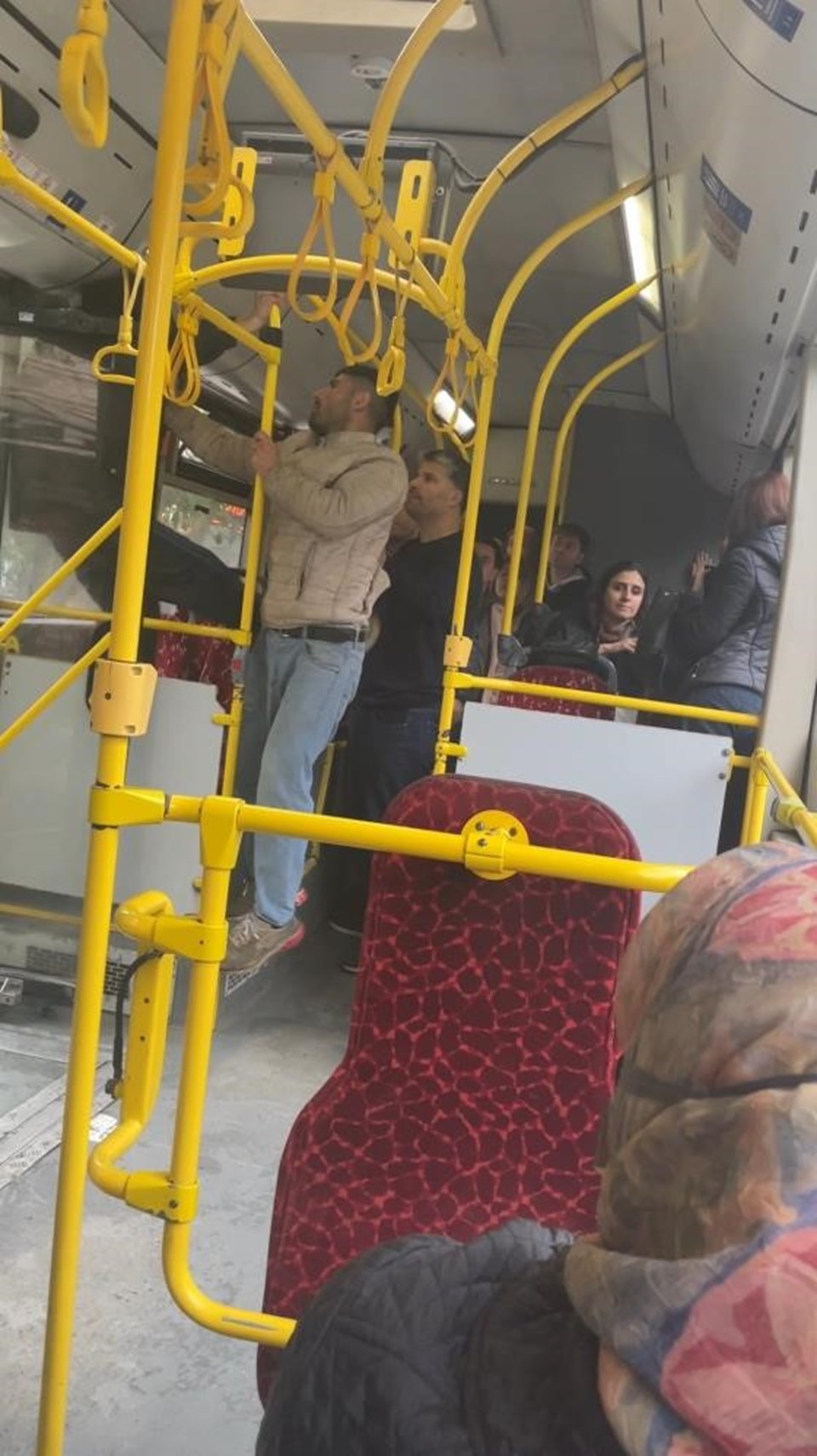 İstanbul’da otobüste olay: “Yanıma kimse oturmasın” deyip olay çıkardı - 1