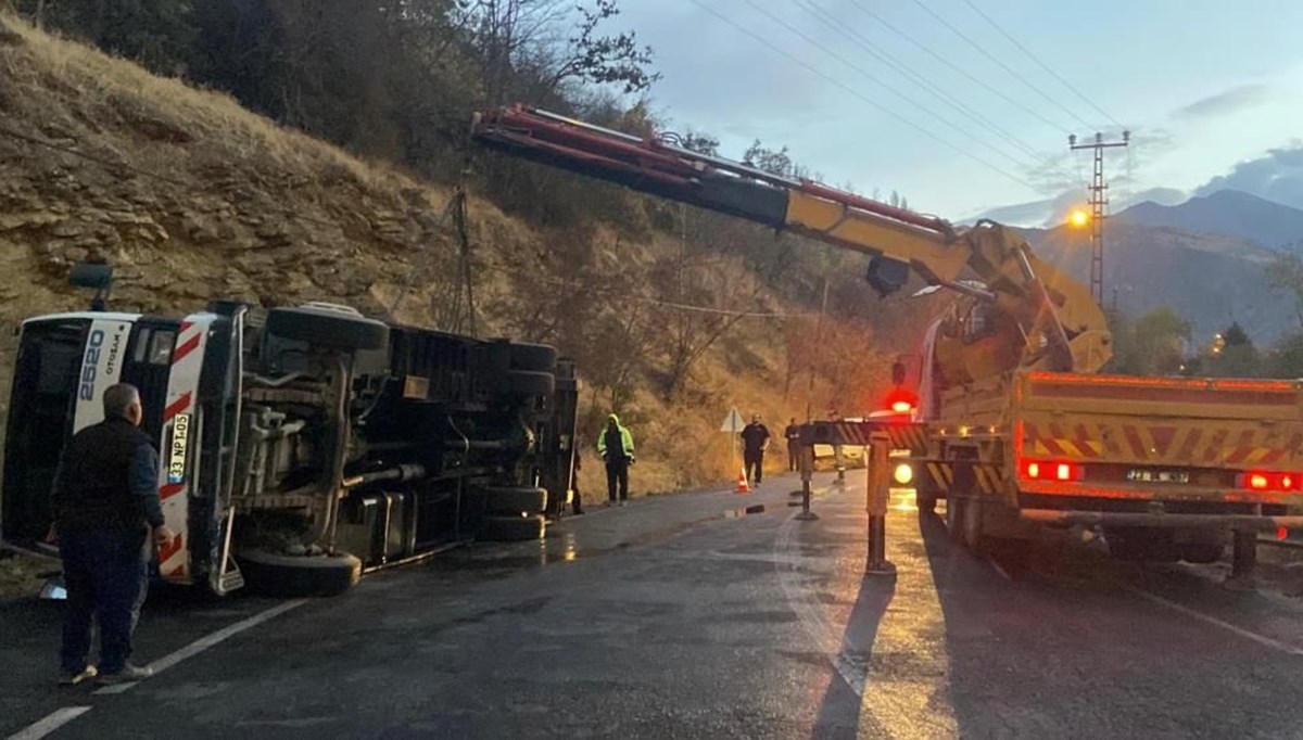 Canlı hayvan taşıyan çekici devrildi Canlı hayvan taşıyan çekici devrildi