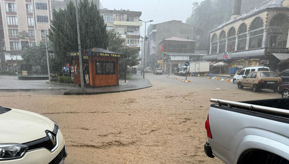 Rize'de sağanak yağış! Cadde ve sokaklar göle döndü