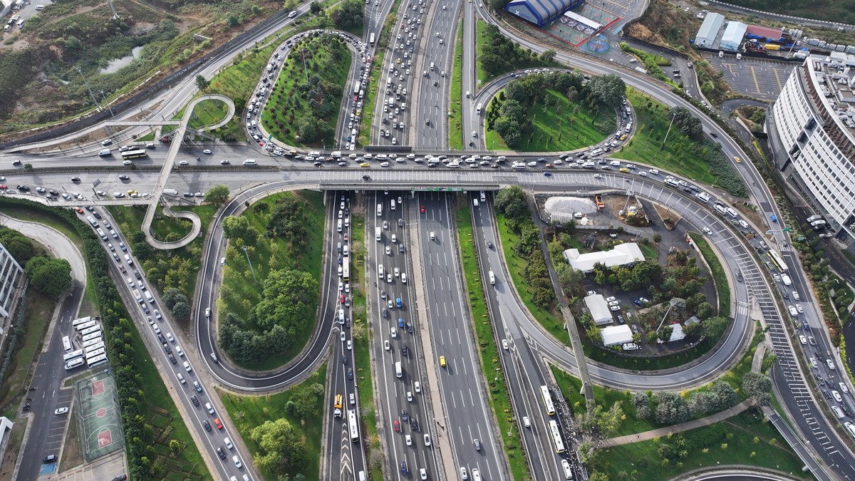 İstanbullular yeni haftaya yoğun trafikle başladı. Kentin bazı noktalarında araçlar adım adım ilerledi. İstanbullular yeni haftaya yoğun trafikle başladı. Kentin bazı noktalarında araçlar adım adım ilerledi.